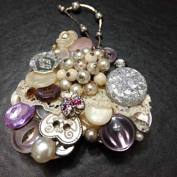 Heart shaped button brooch - Picture 4 of 8